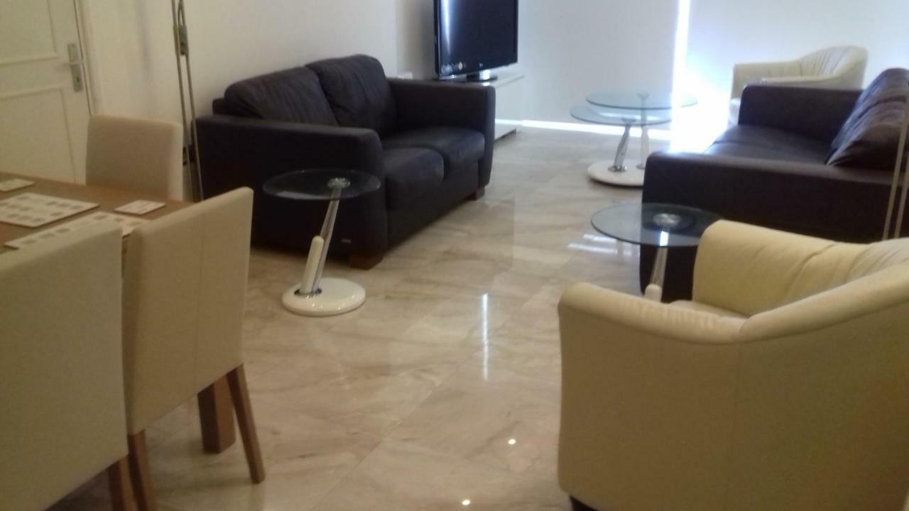 Amathusia beach apartment Limassol Bagian luar foto