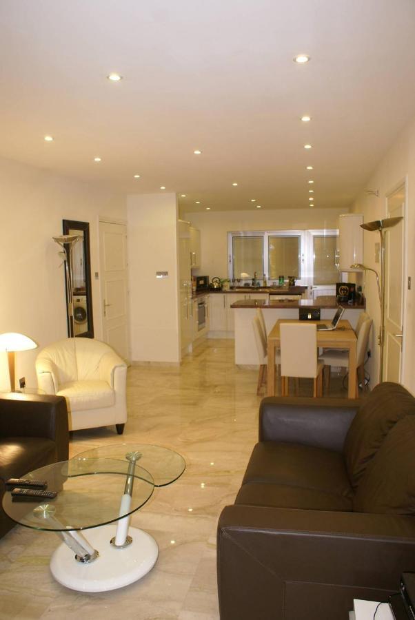 Amathusia beach apartment Limassol Bagian luar foto
