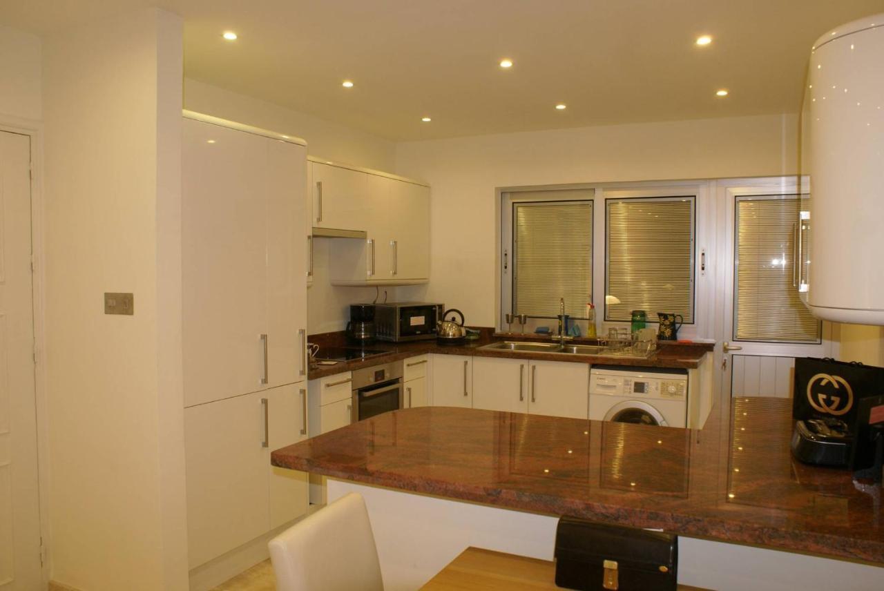 Amathusia beach apartment Limassol Bagian luar foto