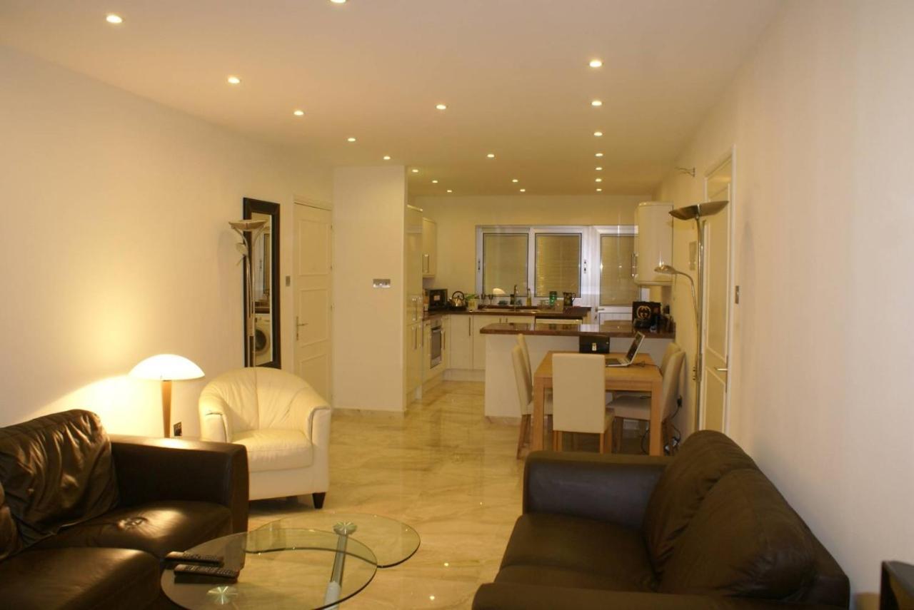 Amathusia beach apartment Limassol Bagian luar foto